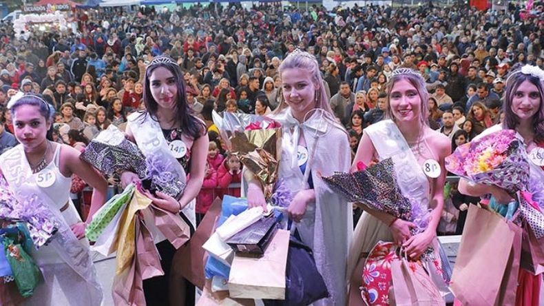 CORONA. Daiana Gelevot (centro) fue elegida nueva reina de la localidad..