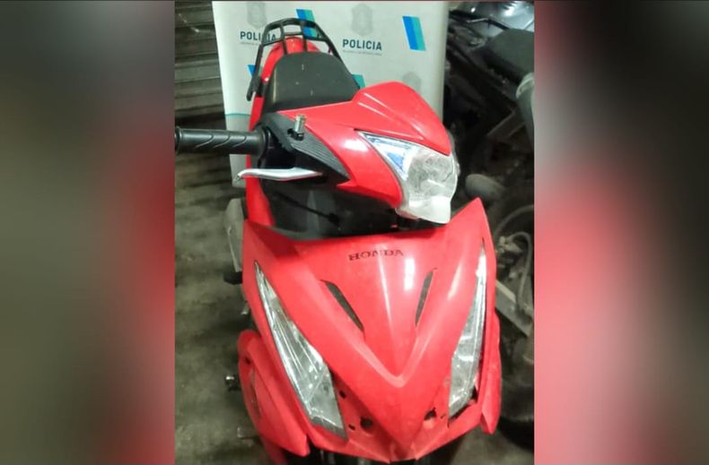 La moto no tenía la chapa patente colocada y el número de cuadro limado.&nbsp;