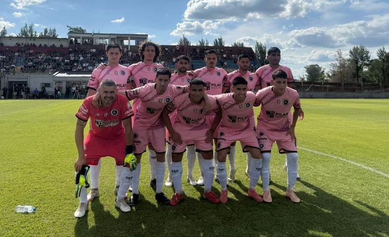 EQUIPO El once inicial de Real Pilar que logr un triunfazo en Maschwitz