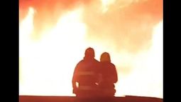Los bomberos trabajaron para extinguir las llamas del camión incendiado en Larena. Los bomberos trabajaron para extinguir las llamas del camión incendiado en Larena.