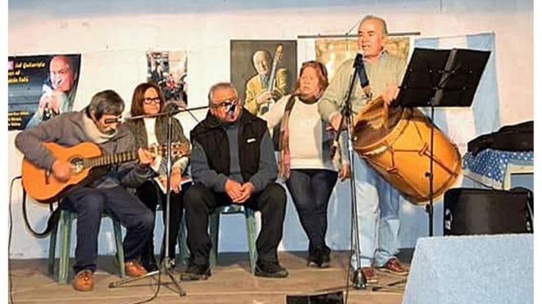 En el nombre de Falú. Una jornada a puro folclore se vivió el sábado en el Club Unión de Presidente Derqui, celebrando el Día del Guitarrista con un festival en homenaje al maestro Eduardo Falú. La grilla incluyó a artistas como Héctor Bacci, Juan Pablo Ferreyra, Carlos María Seta, Ricardo Ávila, Elizabeth Merigliano, Flavio Leguizamón, Josías Campos, Alejandro Miño, Ariel Trifunof, Eduardo Bravo, Juli Errandonea, Alberto Murmullo Osorio y el Ballet María Madre del Folklore..