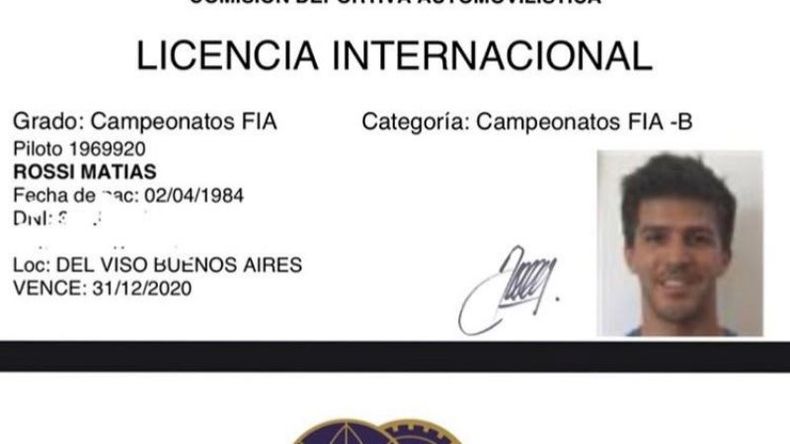 TODO LISTO. Rossi mostró su licencia internacional. .