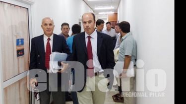 Grimaldi y Basile (izq.) se retiran del Concejo tras tres horas de preguntas..