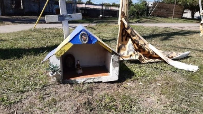 El santuario que homenajea a la víctima, en el lugar del crimen. .