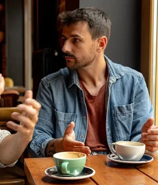 Cuando las manos hablan: el lenguaje invisible que late en cada conversación argentina Cuando las manos hablan: el lenguaje invisible que late en cada conversación argentina