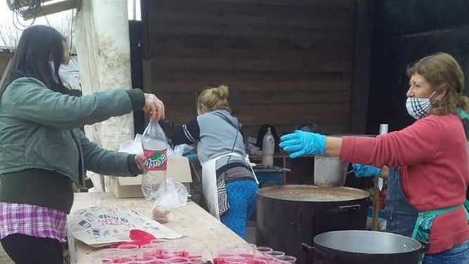Ayuda. Tres veces por semana, Sandra, Susana y Rosa cocinan para casi 300 personas. .
