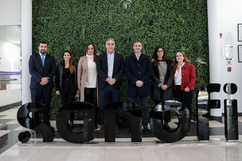 INVERSIÓN Y MÁS TRABAJO. Achával junto a los responsables de la planta y la funcionaria nacional Paula Español.