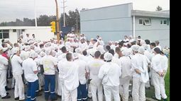 RECLAMO. Los trabajadores realizaron asambleas y paros parciales..