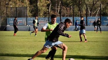 FÚTBOL. Mathías Crocco ataca durante el entrenamiento en el estadio.