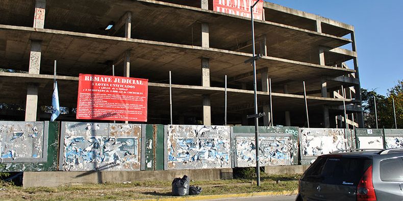 EMBLEMÁTICO. El edificio de Austral Construcciones en el Km 49, ejemplo de lo que busca resolver el proyecto. &nbsp;