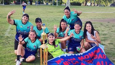 ESPUMA Y FESTEJO. Las chicas de Pilar City cerraron invictas su consagración. ESPUMA Y FESTEJO. Las chicas de Pilar City cerraron invictas su consagración.