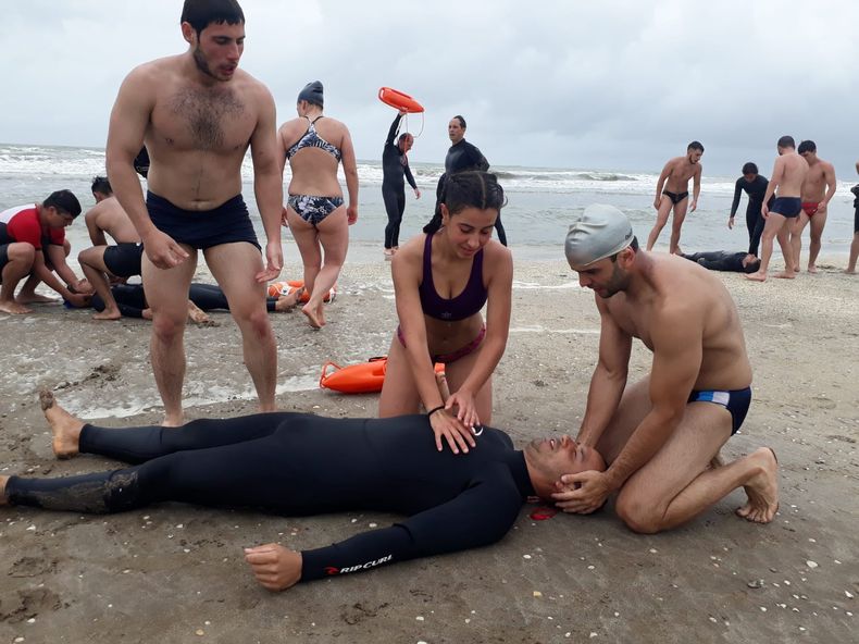 RESCATE. Los alumnos desarrollan el trabajo de campo en la playa.