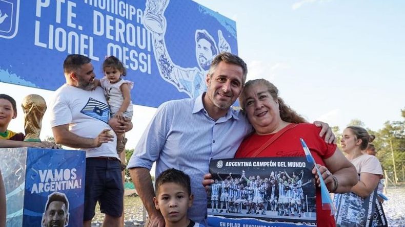 CON LOS VECINOS. Achával durante la presentación del Club Messi. .