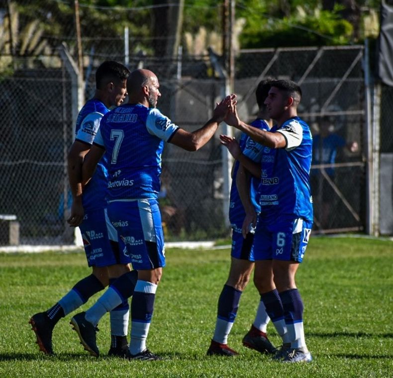 GOLEADORES. Shanca Procopio y Jony Alva se saludan tras una nueva conquista.