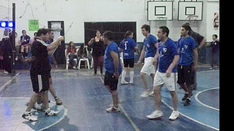 (Omar Carlotto). Los jugadores de Unión festejan en casa el título al ganarle 3-2 a Iglesia..