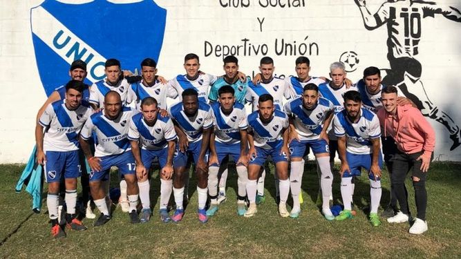 LA AYUDA DE D10S. Unión posa delante del mural de Maradona..