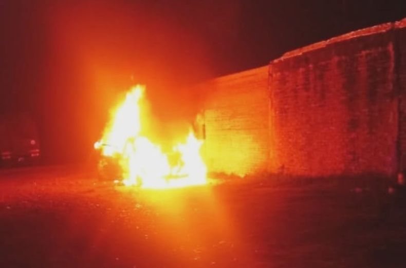 El auto incendiándose en Presidente Derqui.