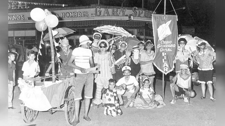 Alegría pura. Un grupo de alumnos del Colegio Tratado del Pilar festeja en las calles durante el carnaval de 1967, en la plaza 12 de Octubre..