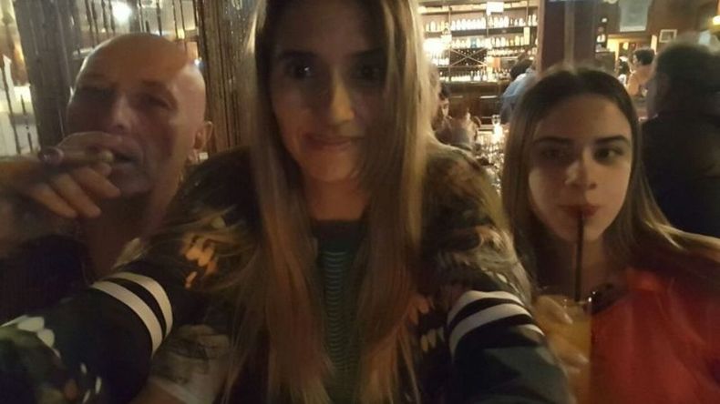 CELEBRACIÓN. La profe Mariela Meza festejó su cumpleaños en Tinto y Soda junto a su esposo Marcelo Montauti y su hija Emilia, que sigue dando pasos firmes como actriz de teatro. .