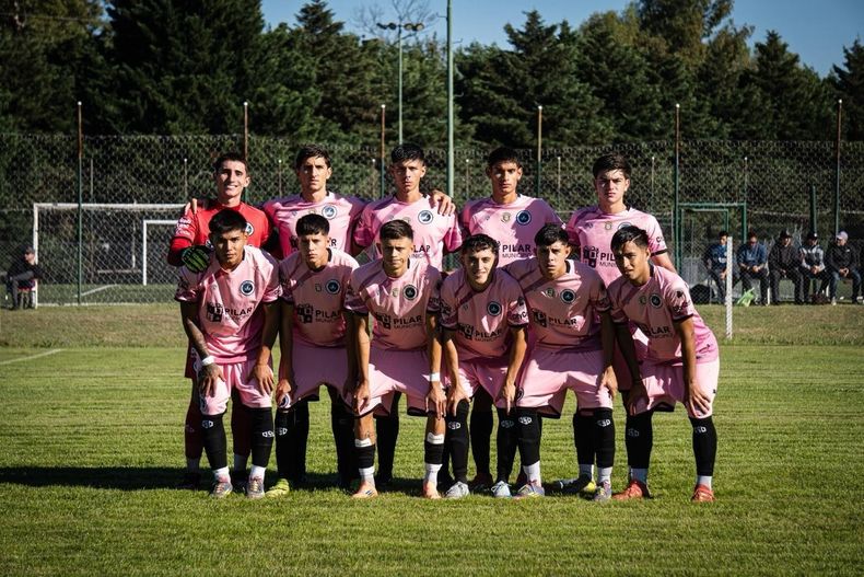 DEBUT. El once inicial de la reserva de Real Pilar que goleó el jueves por la mañana.