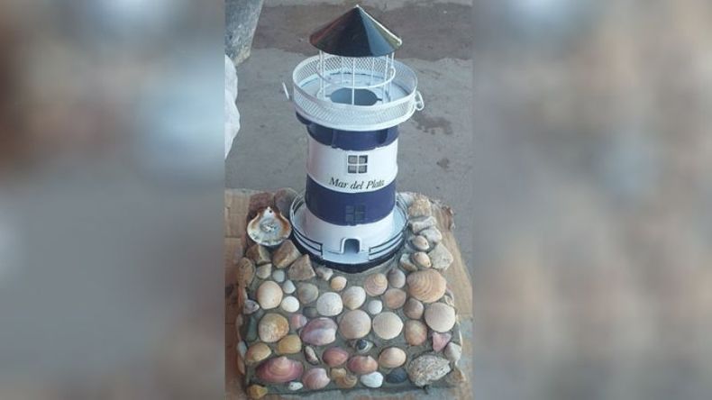 La maqueta del faro de Mar del Plata que se robaron del cementerio de Derqui..