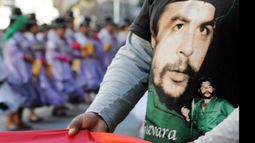 Remeras. La de Néstor y la del Che. Ambos quieren destronar a Rivadavia..