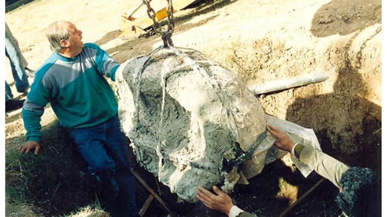 Principios de la década de 1990. Restos fósiles de dos gliptodontes fueron hallados en el fondo de una casa del barrio La Lomita, en Pilar, mientras se hacía la excavación para una construcción. .