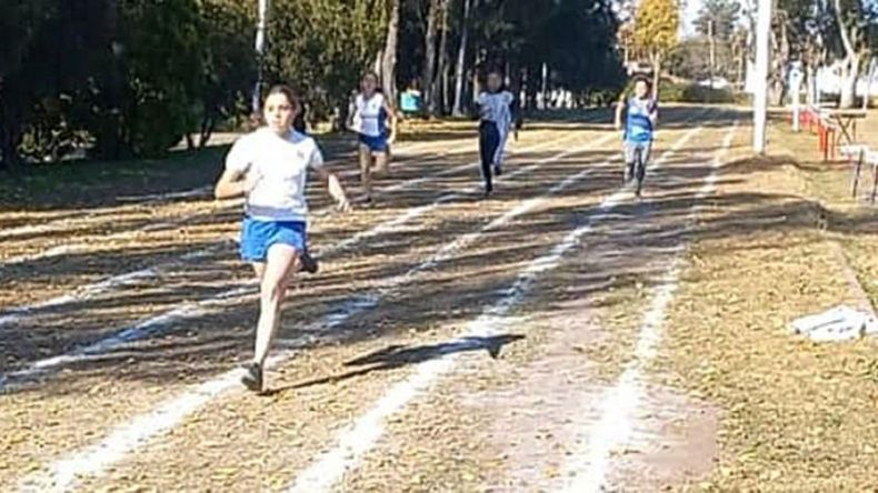COMPETENCIA. Los chicos tuvieron acción en el polideportivo..