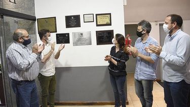 IDENTIDAD. Achával (2º izq.), ayer, durante el acto por los 45 años del teatro. Pasaría a llamarse Ángel Alonso..