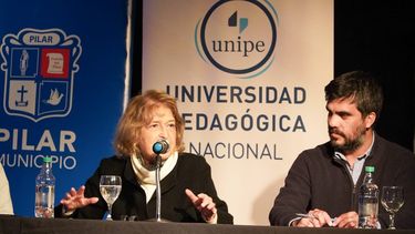 ESPECIALISTAS. Adriana Puiggros con el subsecretario de Educación, Damián Espíndola. &nbsp;