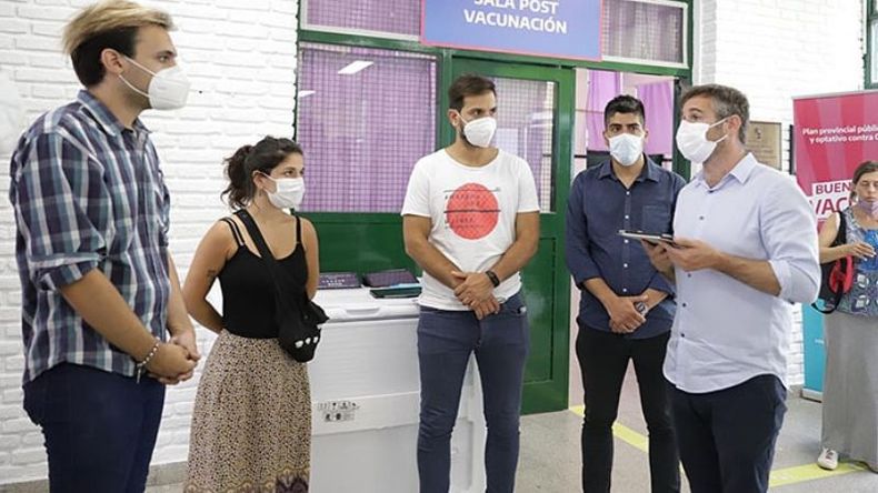 RECORRIDA. Achával y Roldán en una de las escuelas equipadas como vacunatorio..