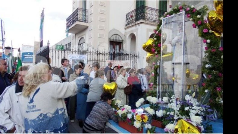 VENERACIÓN. Nuestra Señora del Pilar, a poco de arribar la parroquia, tras la procesión..
