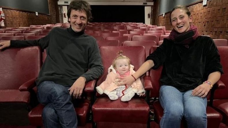 Martín Simeoni junto a sus pasiones: el teatro y sus hijas Martina y la pequeña Antonia..