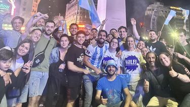 CELEBRACIÓN. Tito fue al obelisco tras el triunfo de Javier Milei. &nbsp;