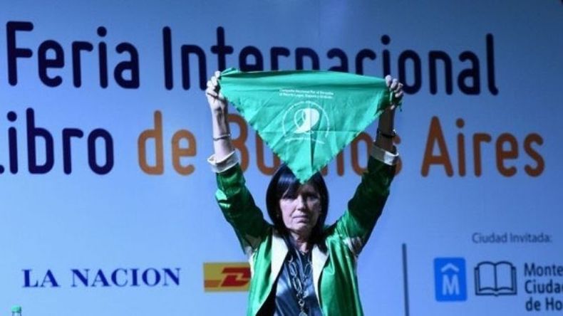 En la última Feria del Libro, la escritora mostró el pañuelo verde que simboliza el apoyo al proyecto..