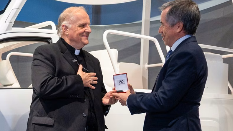 El Nuncio Apostólico, monseñor Michael Wallace Banach recibió la llave. (NA),