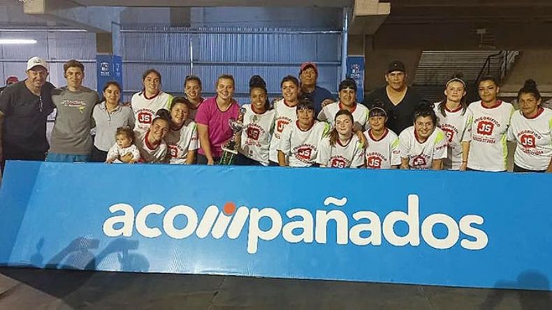 CAMPEONAS. Las chicas de Gauchitos, con la Copa de la Liga..