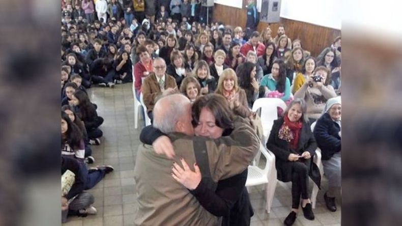 Una despedida magistral. Este viernes, en un emotivo acto, el Instituto Cardenal Copello de Pilar, despidió a su directora, la profesora Graciela Cuello, quien se jubiló después de muchos años dedicada por entero a sus alumnos y a la enseñanza. El ex docente de la institución, Oscar Salom, le dedicó unas sentidas palabras que despertaron las lágrimas no solo de Graciela sino de muchos de los presentes..
