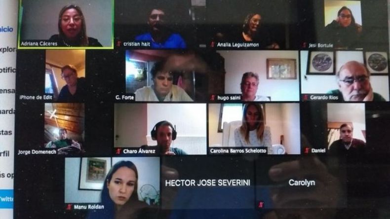 PANTALLA. La reunión de comerciantes y opositores, a distancia..