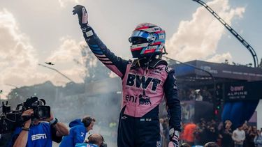 Franco Colapinto recibió el cariño popular este domingo en el road show realizado en CABA. Franco Colapinto recibió el cariño popular este domingo en el road show realizado en CABA.