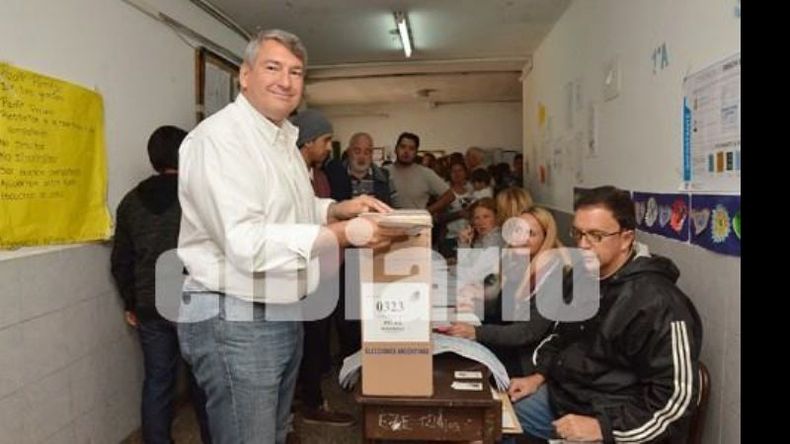 Jorge D´Onofrio, candidato a intendente por el massismo, en la escuela 16 de La Lonja..