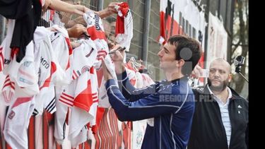 (Fredy Caballero). ENORME. Barovero, motor del evento, atendió cada pedido de los hinchas..