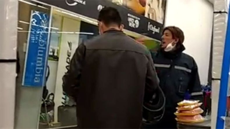 El cliente tenía el barbijo colocado en el mentón..