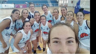 FOTO DEL TRIUNFO. Echeverría (2º der) participó de la selfie de la Selección de Provincia..