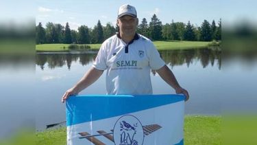 Franco Coronel con la bandera de su Del Viso querido antes de jugar FootGolf..