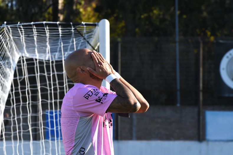 LAMENTO. El Pájaro Riquelme no pudo vencer a Ignacio Viain.