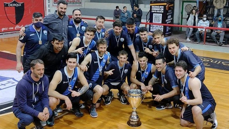 FESTEJO. El primer campeón de la Copa Municipalidad de Pilar disfruta el trofeo en la calle Dorrego..