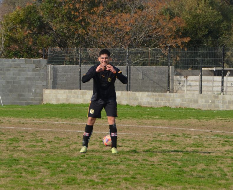 CORAZÓN. Matías Gómez marcó los goles del Rancho.
