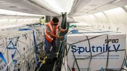 ESPERANZA. Argentina recibió otras 500 mil vacunas y hoy parte otro vuelo a Moscú..