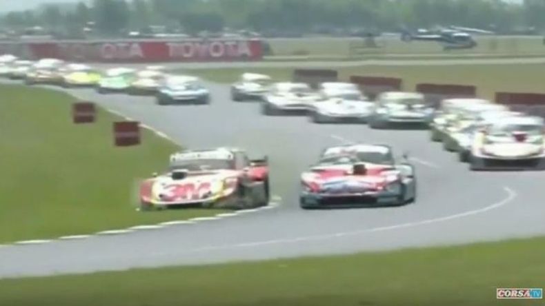 Metros finales. Werner ya se lanzó por el pasto y, al volver a pista, se tocará con Rossi..